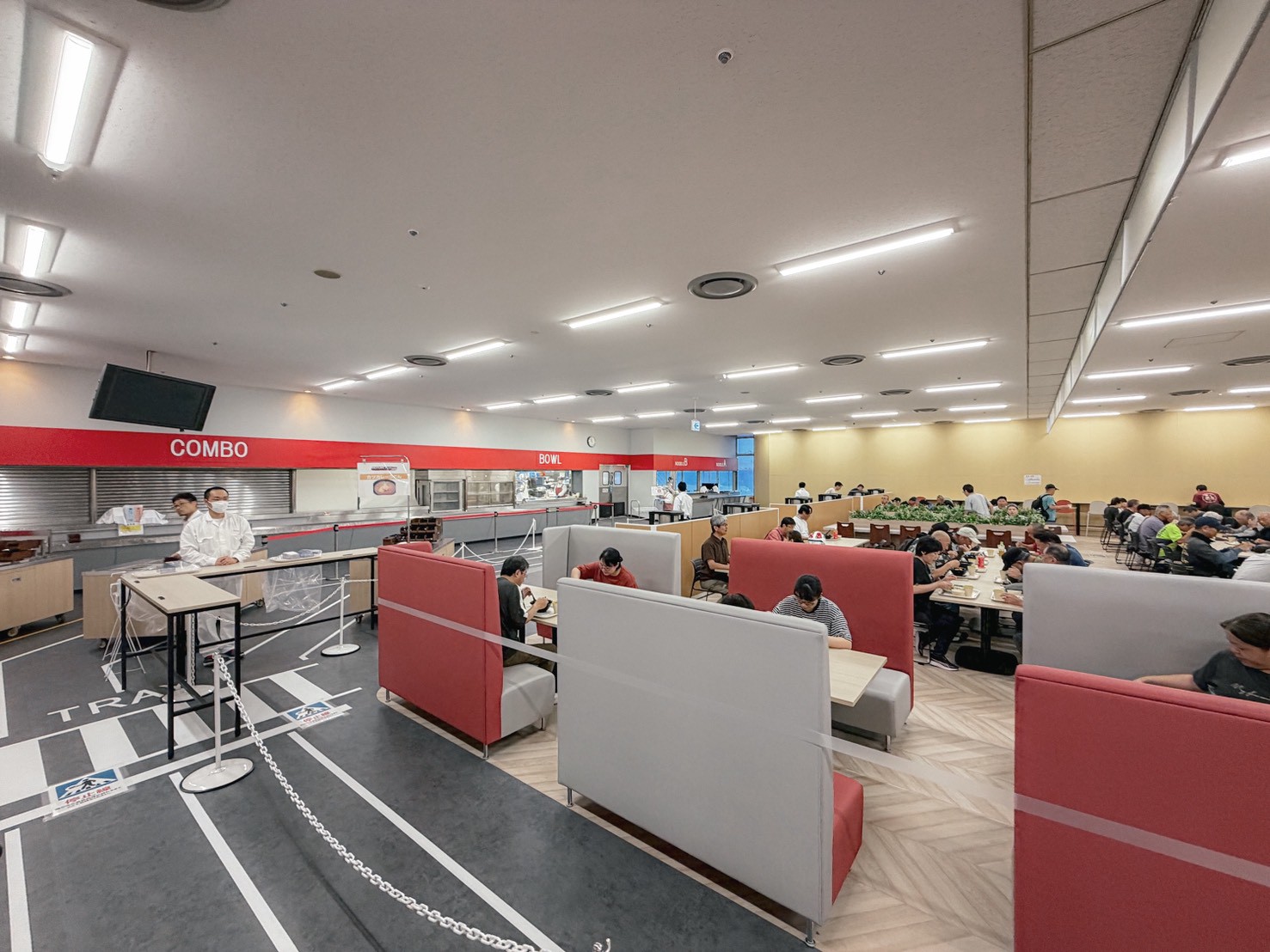 沒想到搭建在工廠二樓的用餐環境竟然這麼舒適